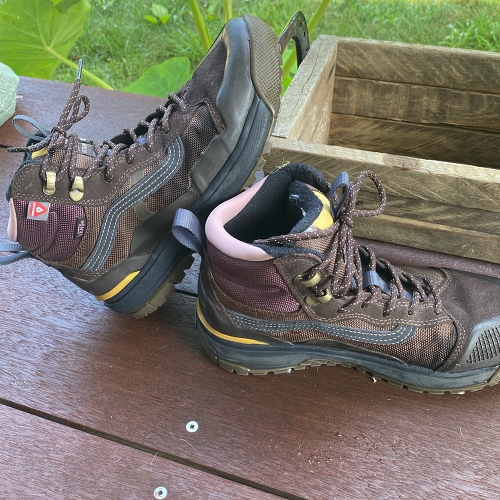 VANS HIKING BOOTS